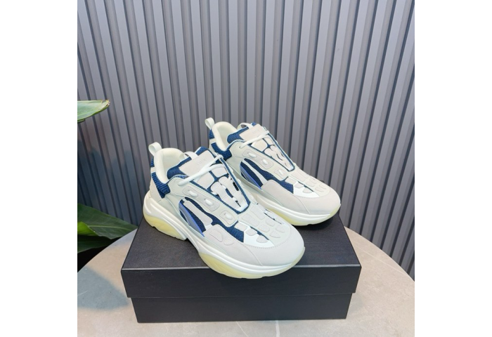 AR1M1 Low-Top Sneaker